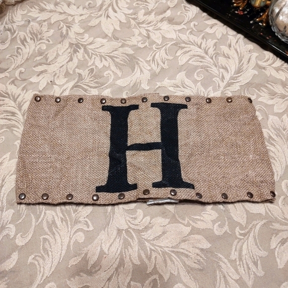 🍂🤎🍂 Wonderful Vtg Cottagecore Burlap & Brass Tack "H" Decorative Pillow Wrap - Picture 1 of 11